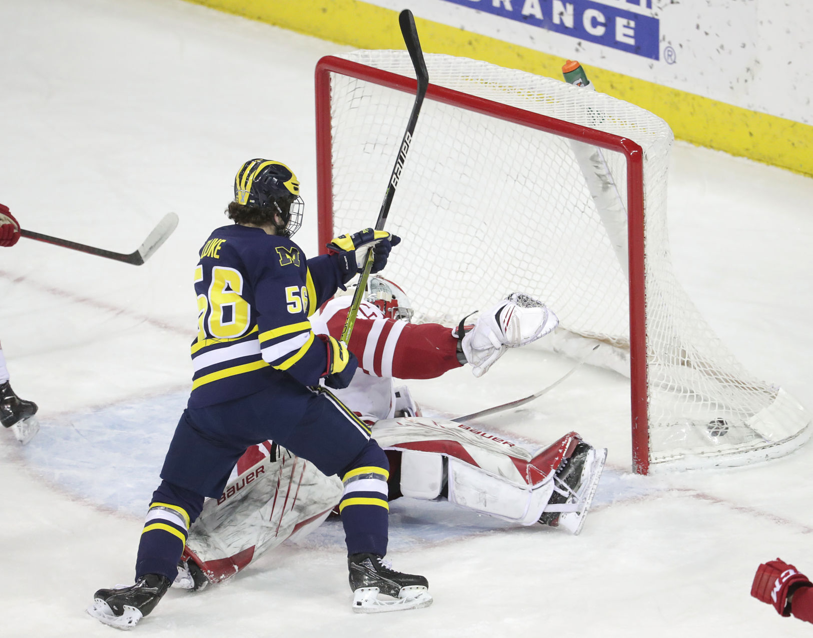 012822_uwhockey_03-01282022185931